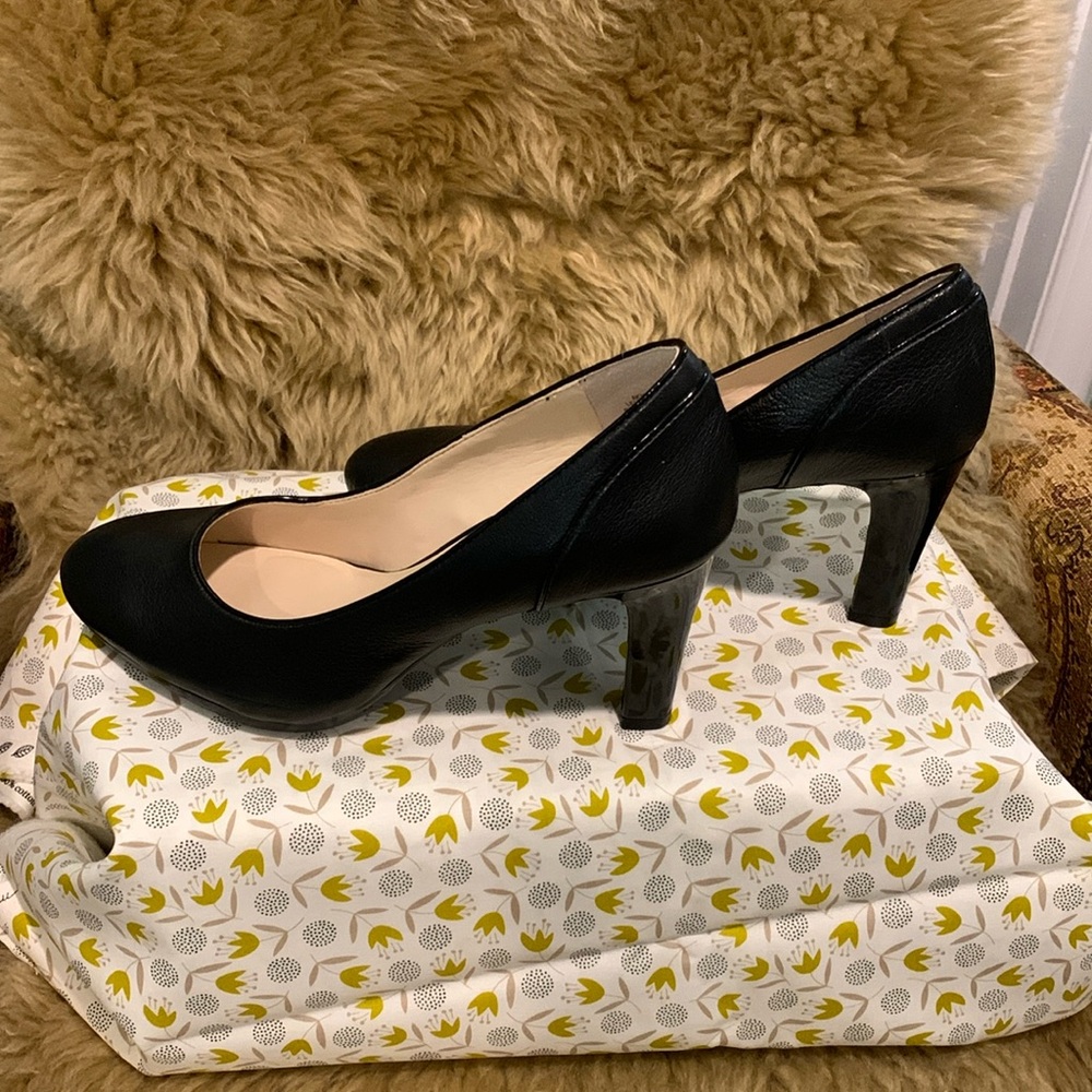AK Anne Klein iflex black pebbled leather upper patent heel pumps. NWOT. Sz 7.